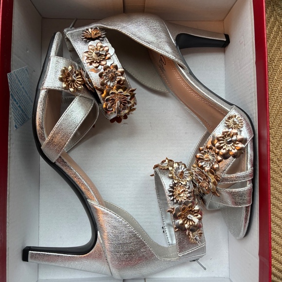 Woman’s pump class dress shoes - Picture 12 of 12